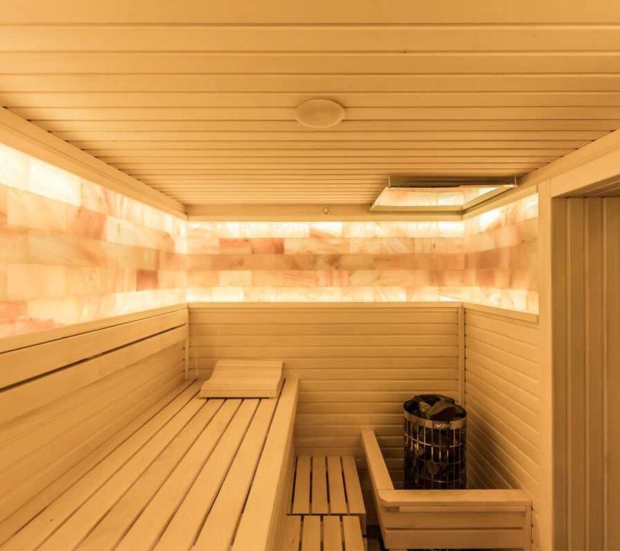 semejnaya finskaya sauna v s dubechnya steny bani iz lipy s lykom