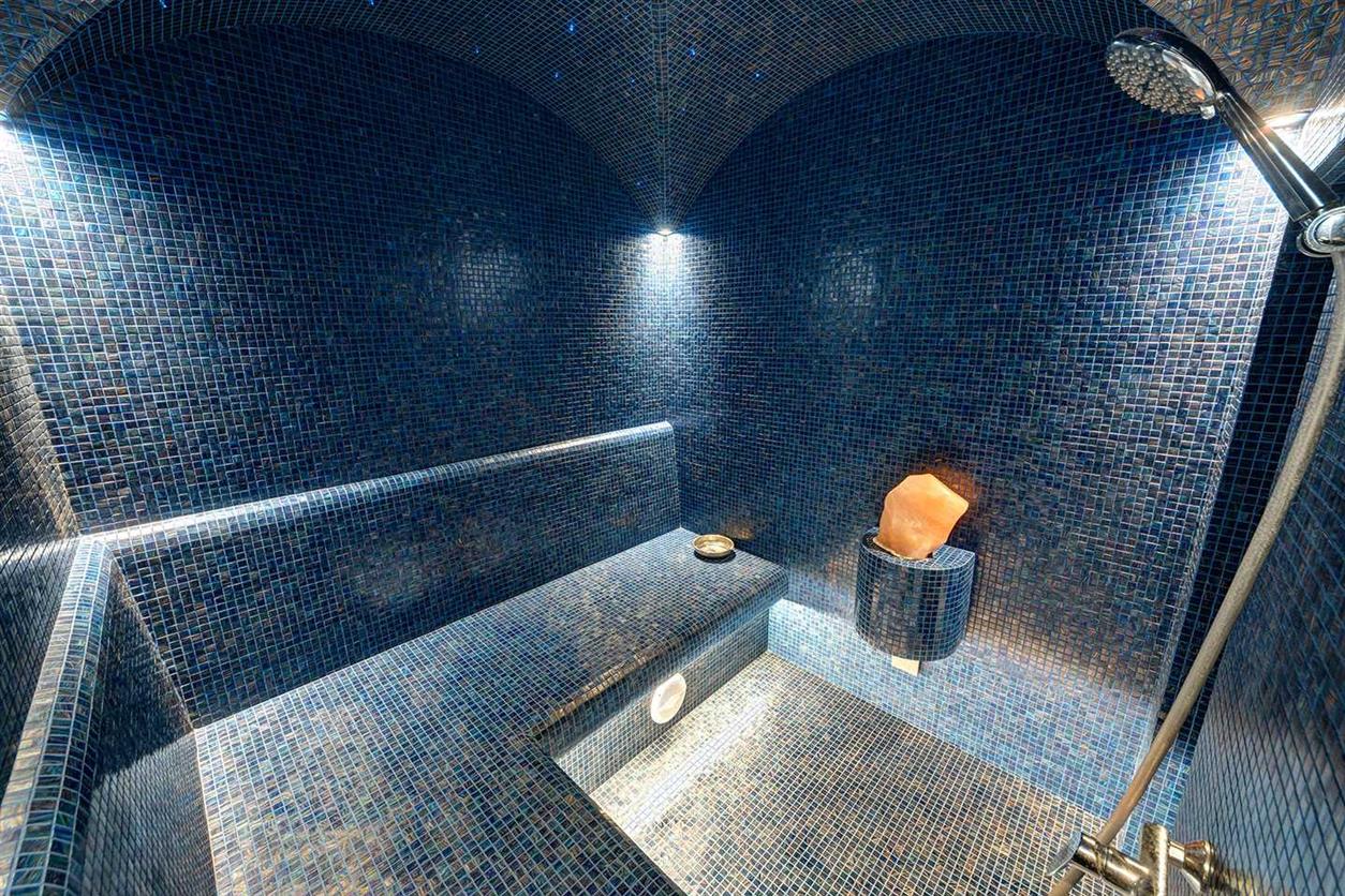 hamam potolok steny i polki sdelany iz kompozitnyh panelej wedi ua