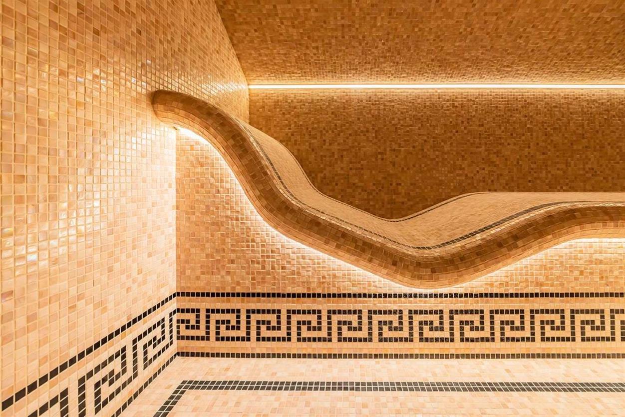 hamam v kozine lavki vypolneny iz mramora emperador dark ua