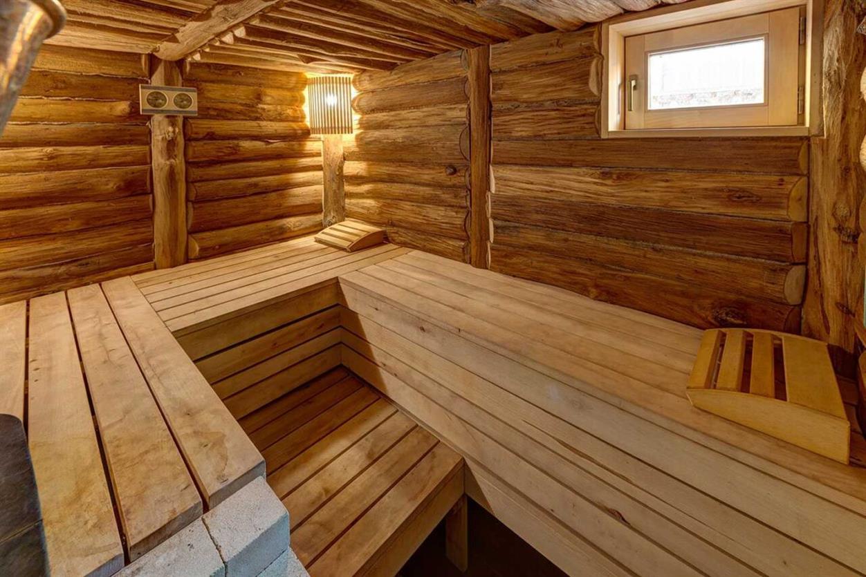 ruskaya banya s keramicheskimi svetilnikami